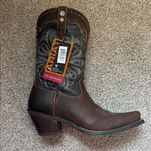 Brand new Ariat women’s Daisy cowboy boots tags still on 10 inch height